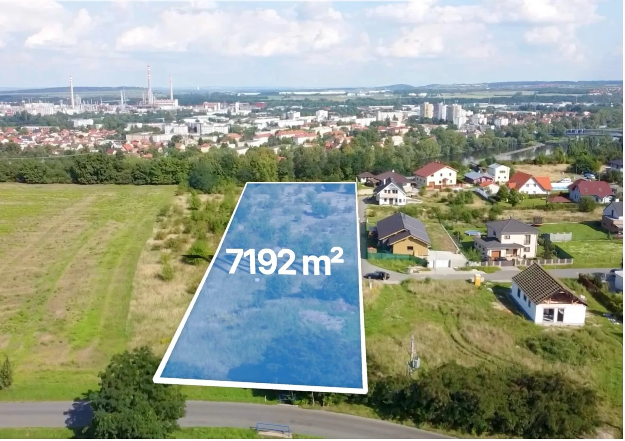 Letecký pohled na pozemky Rezidence Na Skalách s vyznačenou plochou 7 192 m², v pozadí Kralupy nad Vltavou a řeka